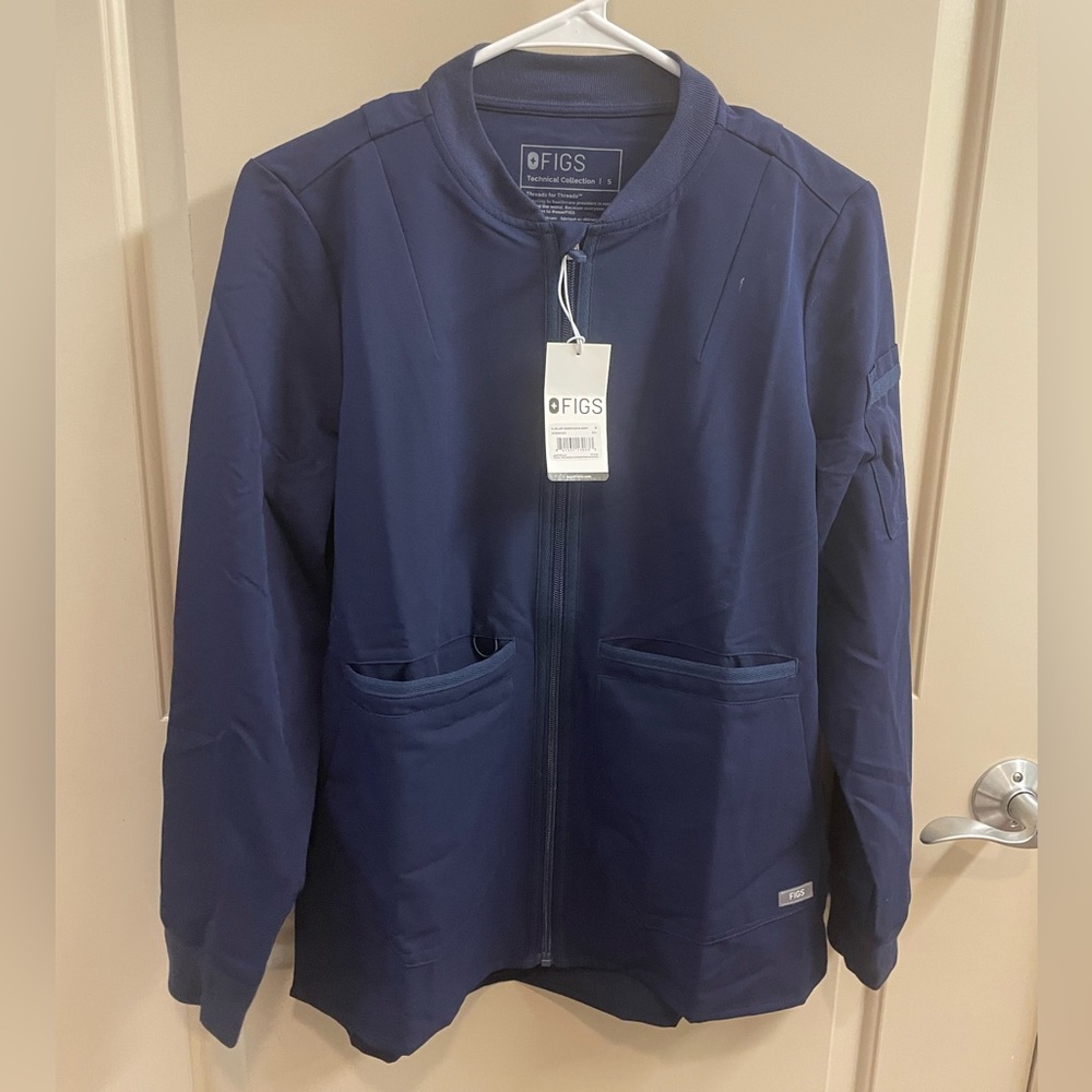 FIGS BelleryScrubJacket 7 Pockets,Bomber-Inspired Fit,Ribbed Collar